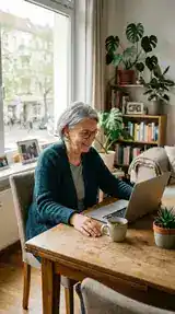 Frau liest am Laptop